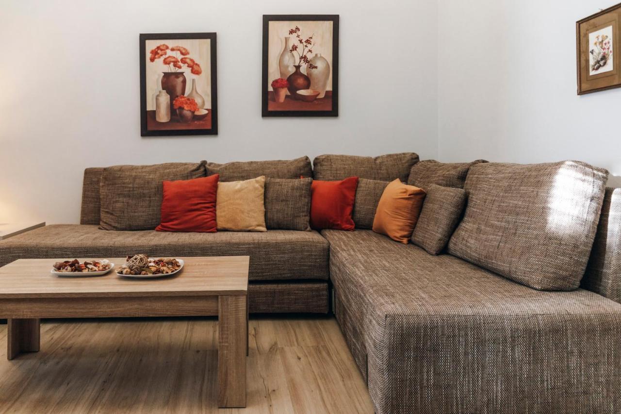 Monastiraki-Psiri, Old Town, 3-Bdr Apt, Sleep 6-10P, Spacious Court Yard Atenas Exterior foto