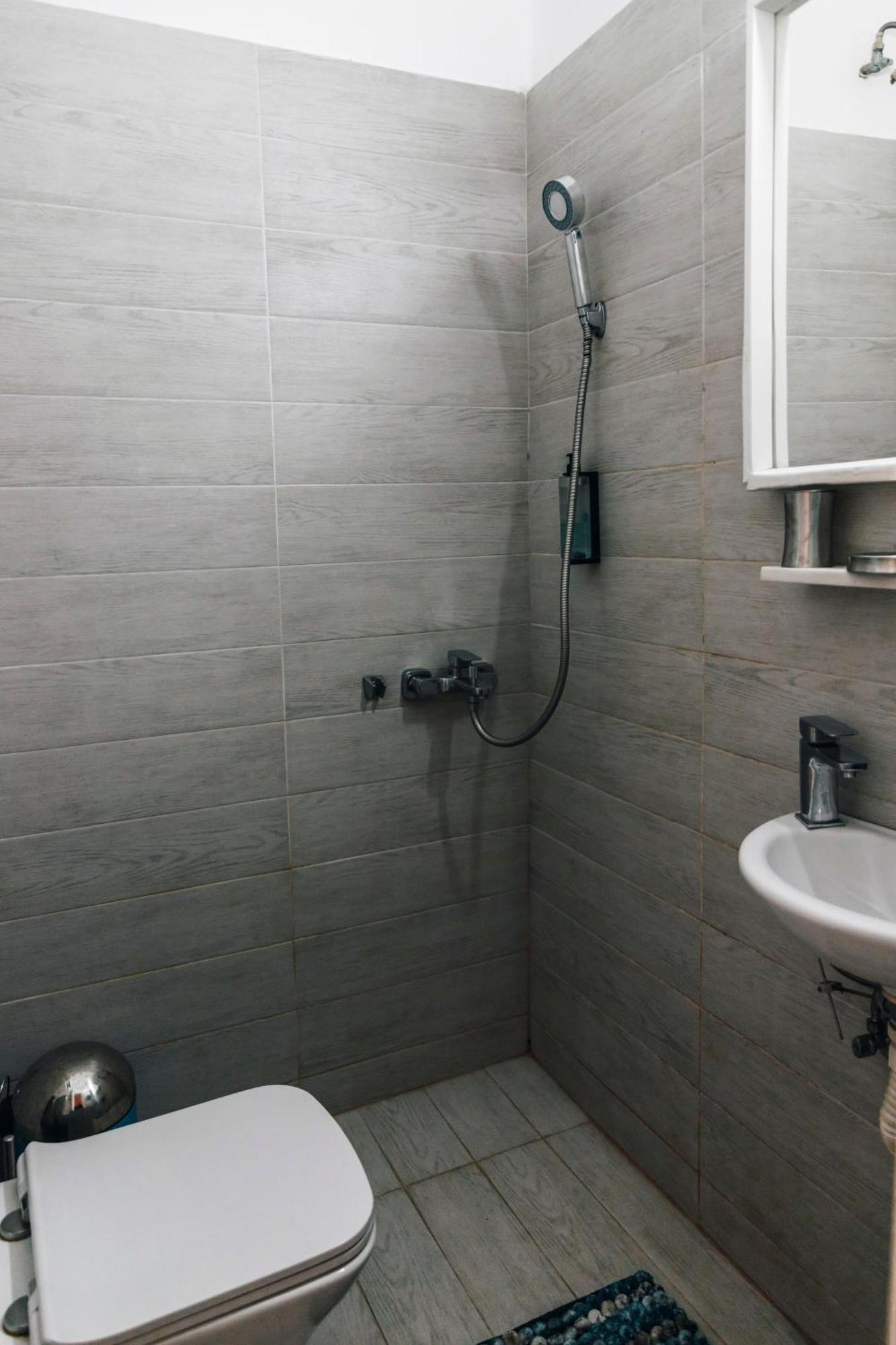 Monastiraki-Psiri, Old Town, 3-Bdr Apt, Sleep 6-10P, Spacious Court Yard Atenas Exterior foto